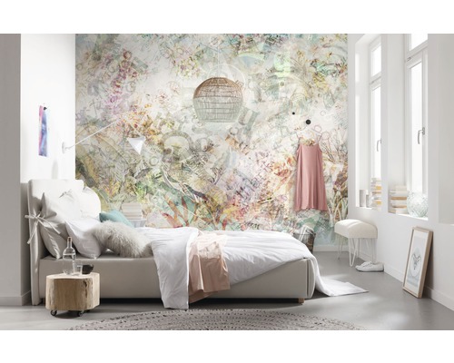 Helles Schlafzimmer mit gemusterter Fototapete, Bett und Nachttisch