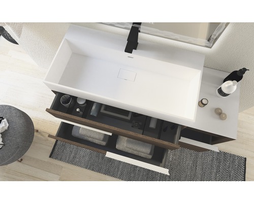 Badezimmer mit Waschbeckenunterschrank, Schubladen und Ablagefläche