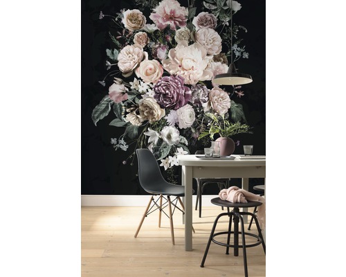Esszimmer mit Esstisch, Stühlen und floraler Wandtapete