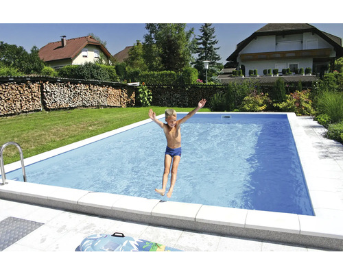 Szene im Garten mit einem Pool und einem springenden Kind
