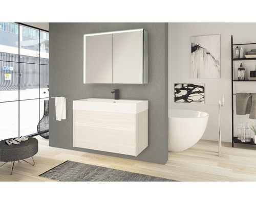 Badezimmer mit Waschtischunterschrank, Aufsatzwaschbecken und Spiegelschrank