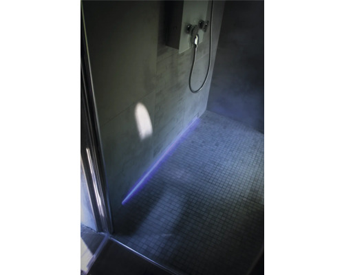 Badezimmer mit ebenerdiger Dusche, Mosaikfliesen und Duscharmatur