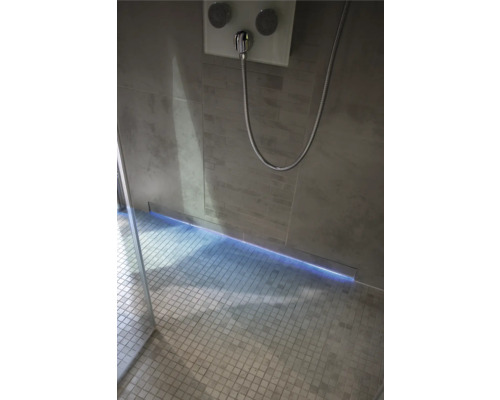 Badezimmer mit ebenerdiger Dusche, Duscharmatur und LED-Duschrinne