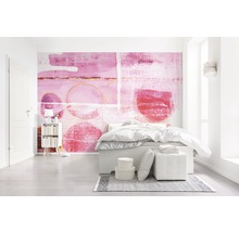 Helles Schlafzimmer mit Bett und abstrakter Fototapete in Rosa- und Rottönen