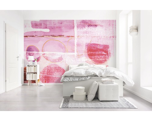 Helles Schlafzimmer mit Bett und abstrakter Fototapete in Rosa- und Rottönen