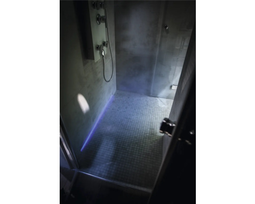 Moderne Dusche mit Duschpaneel und Mosaikfliesen