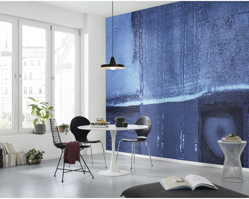 Heller Raum mit abstraktem Wandbild, Esstisch und Stühlen