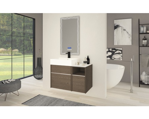 Modernes Badezimmer mit Waschtisch, Spiegel und freistehender Badewanne für ein stilvolles Ambiente