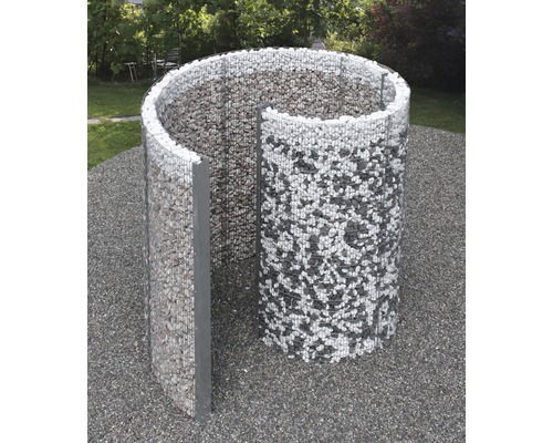 Gabionenzaun im Garten mit Steinen gefüllt.