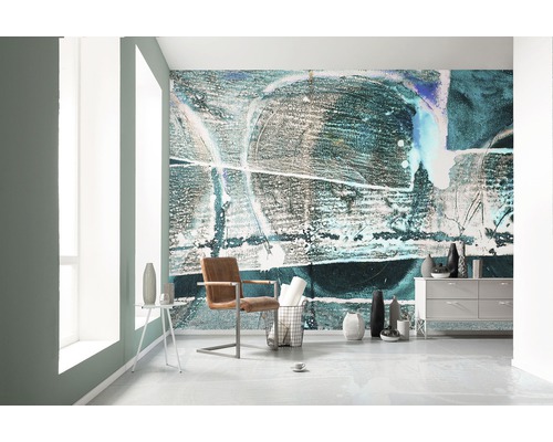 Wohnraum mit gemusterter Wandtapete, Stuhl und Kommode