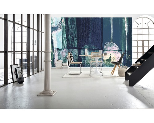 Heller Raum mit Abstrakt Tapete, Esstisch und Treppe