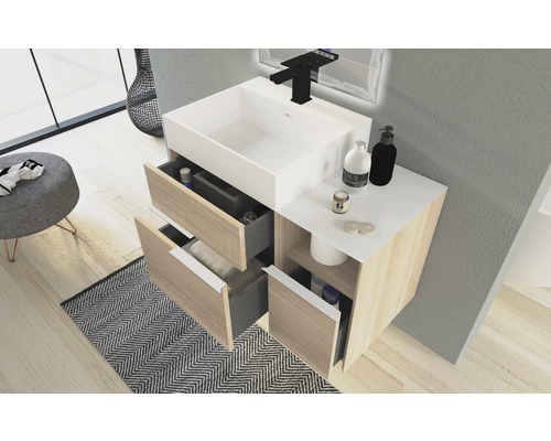 Modernes Badezimmer mit Waschtischunterschrank, Schubladen und Accessoires.