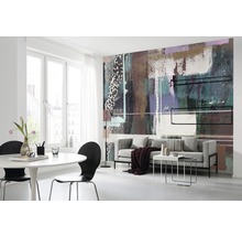 Wohnzimmer mit abstrakter Vliestapete, Sofa und Esstisch für ein modernes Wohnambiente