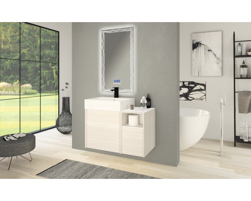 Badezimmer mit Waschtischunterschrank, beleuchtetem Spiegel und freistehender Badewanne