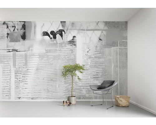 Heller Raum mit gemusterter Tapete, Stuhl, Pflanze und Dekoration