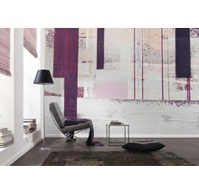 Wohnzimmer mit Design Tapete, Sessel, Stehlampe und Teppich für eine moderne Raumgestaltung