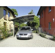 Auto unter einem Carport zwischen zwei Wohnhäusern