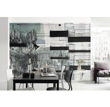 Modernes Arbeitszimmer mit abstraktem Wandbild, Schreibtisch und Stuhl.