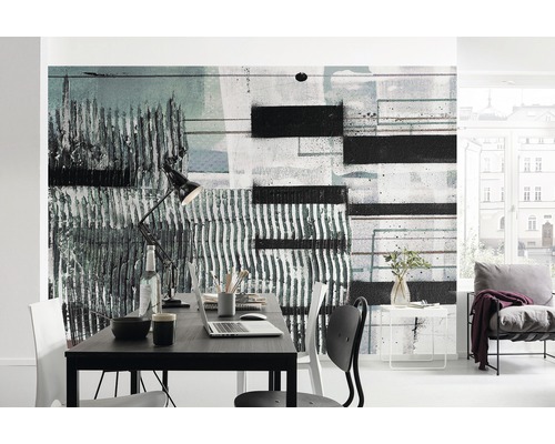 Modernes Arbeitszimmer mit abstraktem Wandbild, Schreibtisch und Stuhl.