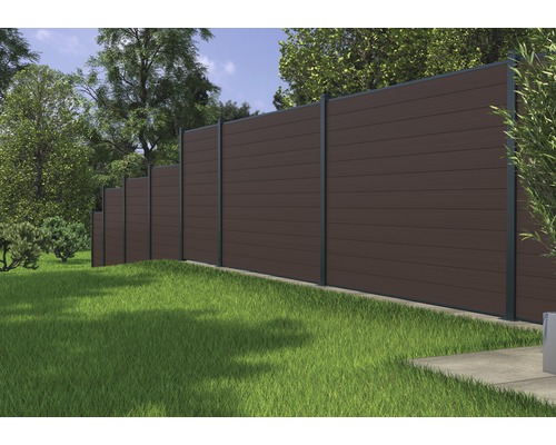Gartenansicht mit Sichtschutzzaun aus Holz