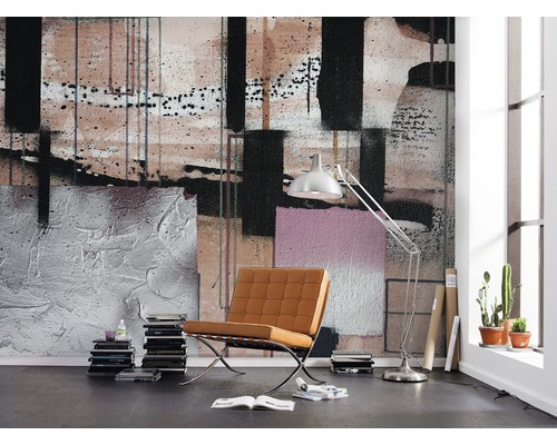 Wohnzimmer mit Wandtapete im abstrakten Design, Sessel und Stehlampe