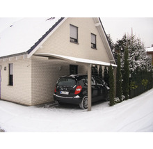 Carport am Haus im Winter mit Schnee