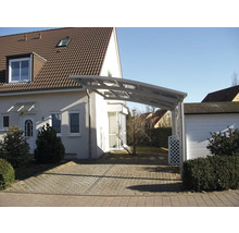 Haus mit Carport aus Metall