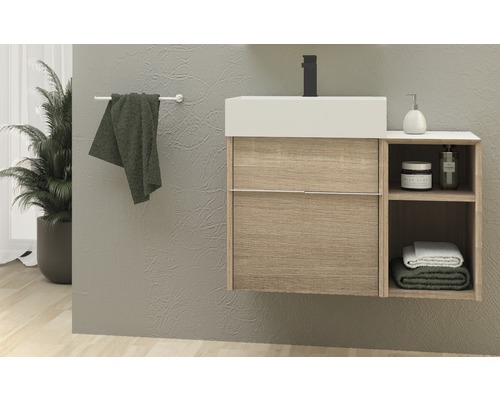 Modernes Badezimmer mit Waschtisch, Handtuch und Dekoration