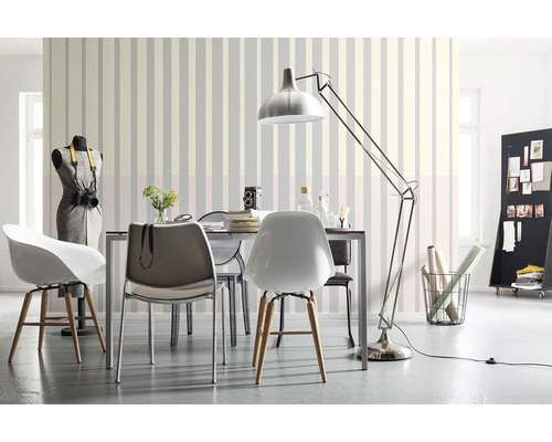 Wohnzimmer mit Esstisch, Stühlen, Stehlampe und gestreifter Tapete für ein helles, organisiertes Ambiente.