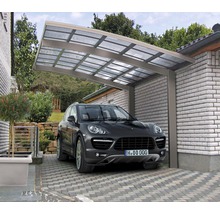 Carport mit Fahrzeug auf gepflasterter Fläche vor einem Haus