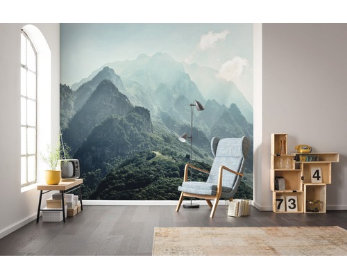 Wohnzimmer mit Berglandschaft Fototapete, Sessel, Lampe und Holzregal