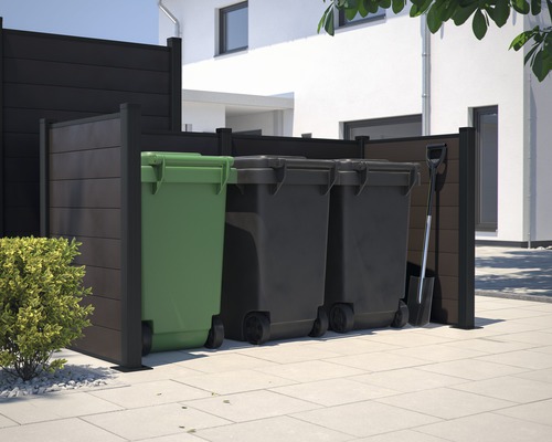 Mülltonnenbox mit drei Mülltonnen und Schaufel im Garten