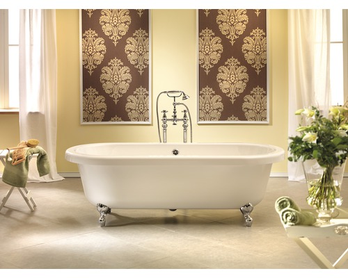 Freistehende Ovale Badewanne Ottofond Yorkshire 703101 180x80,5x44 cm weiß Freistehende Badewanne mit Chromarmaturen und Löwenfußfüßen in einem Badezimmer.
