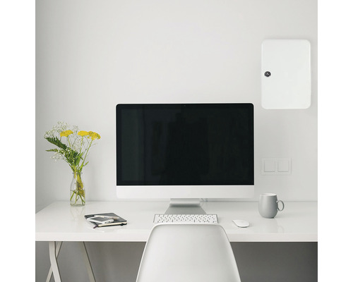Arbeitsplatz mit Computer, Schreibtisch und Aufputzverteiler