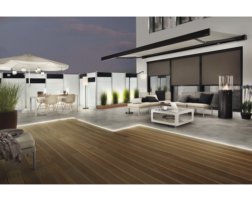 Terrasse mit Holzdeck, Markise, Sichtschutzwand, Terrassenmöbeln und Beleuchtung