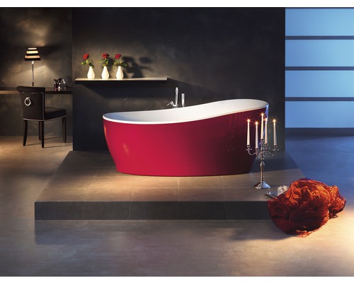 Freistehende Badewanne in Rot und Weiß in Badezimmeratmosphäre.