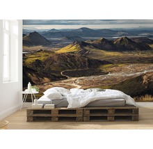 Wohnraum mit Fototapete, die eine Berglandschaft zeigt
