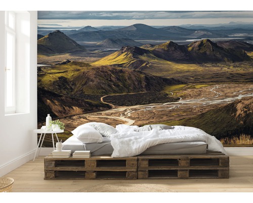 Wohnraum mit Fototapete, die eine Berglandschaft zeigt