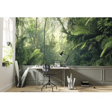 Arbeitszimmer mit Fototapete Dschungelmotiv, Schreibtisch und Büromaterialien.