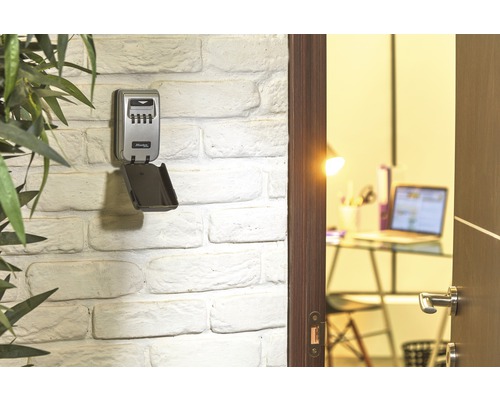 Schlüsselsafe mit Zahlencode an einer Wand montiert