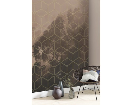 Tapete mit Waldmotiv und geometrischem Muster im Interieur