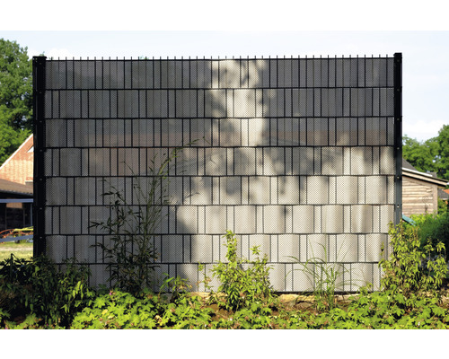 Sichtschutzzaun aus Kunststoff mit Metallelementen im Garten