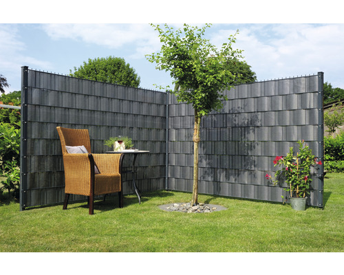 Garten mit Sichtschutzzaun, Stuhl und Tisch auf Rasen