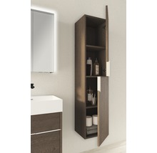 Badezimmer mit Waschbecken, Spiegelschrank und offenem Hochschrank mit Regalen