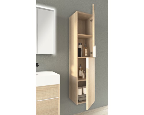 Badezimmer mit Waschbeckenunterschrank und offenem Hängeschrank