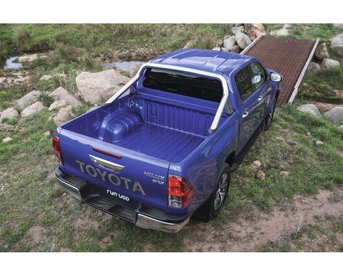 Blauer Toyota Hilux Pickup auf unebenem Gelände