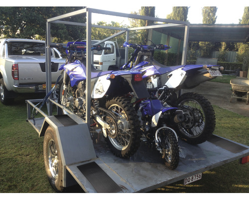 Motorradanhänger mit zwei Motocross-Motorrädern beladen