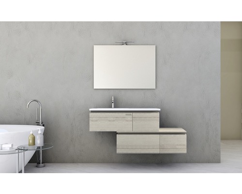 Modernes Badezimmer mit Waschtisch, Spiegel und Badewanne