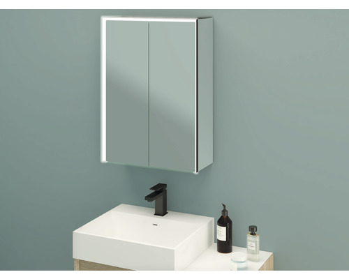 Badezimmer mit Spiegelschrank, Waschbecken und Armatur
