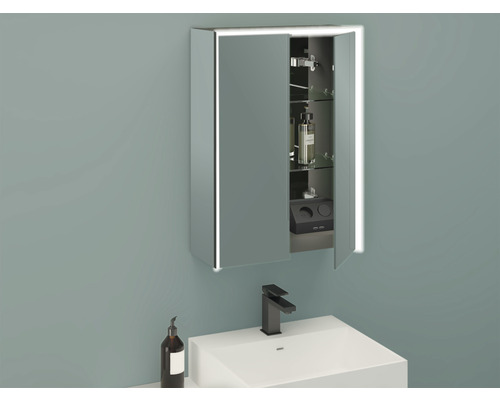 Badezimmer mit Spiegelschrank, Waschbecken und Armatur